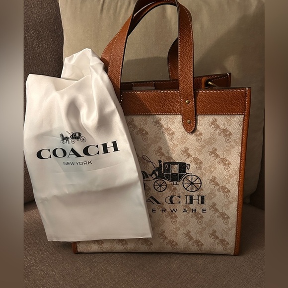 Coach Field Tote With Horse And Carriage Print And Carriage Badge - Picture 7 of 13
